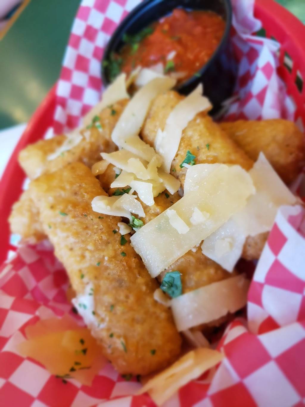 Giordanos Restaurant | restaurant | 18 Lake Ave, Oak Bluffs, MA 02557, USA | 5086930184 OR +1 508-693-0184