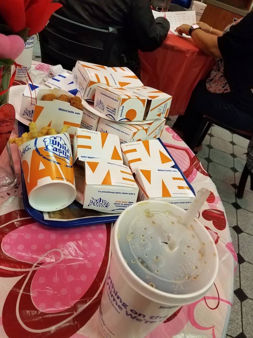 White Castle | restaurant | 7900 Harlem Ave, Bridgeview, IL 60455, USA | 8008432728 OR +1 800-843-2728