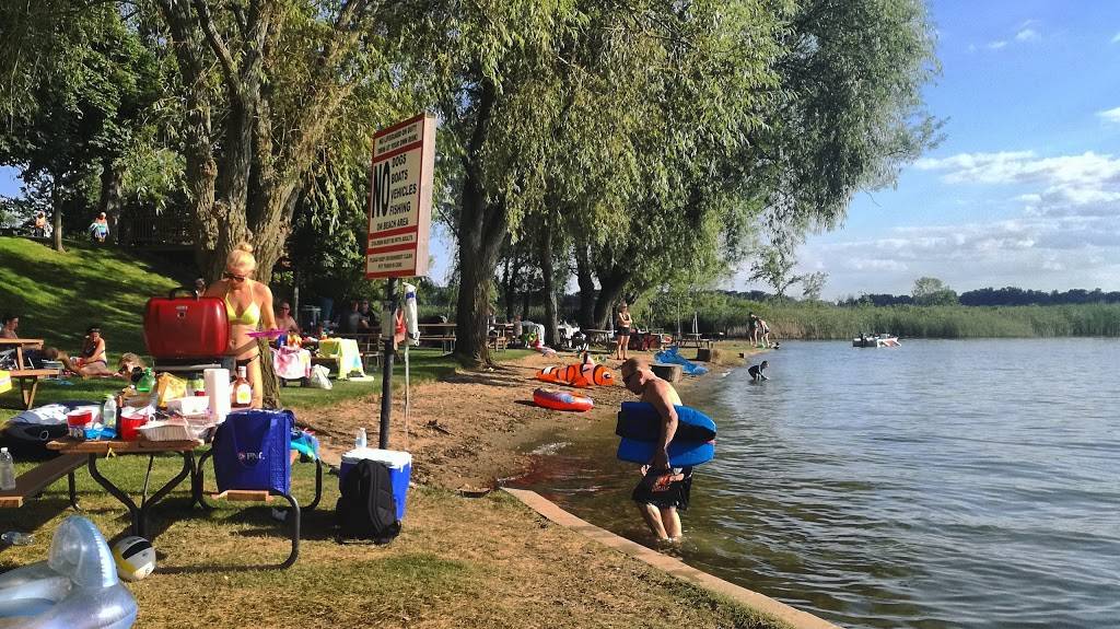 Fourth Lake Resort Bar & Grill | restaurant | 36670 N Corona Dr, Lake Villa, IL 60046, USA | 8473563007 OR +1 847-356-3007