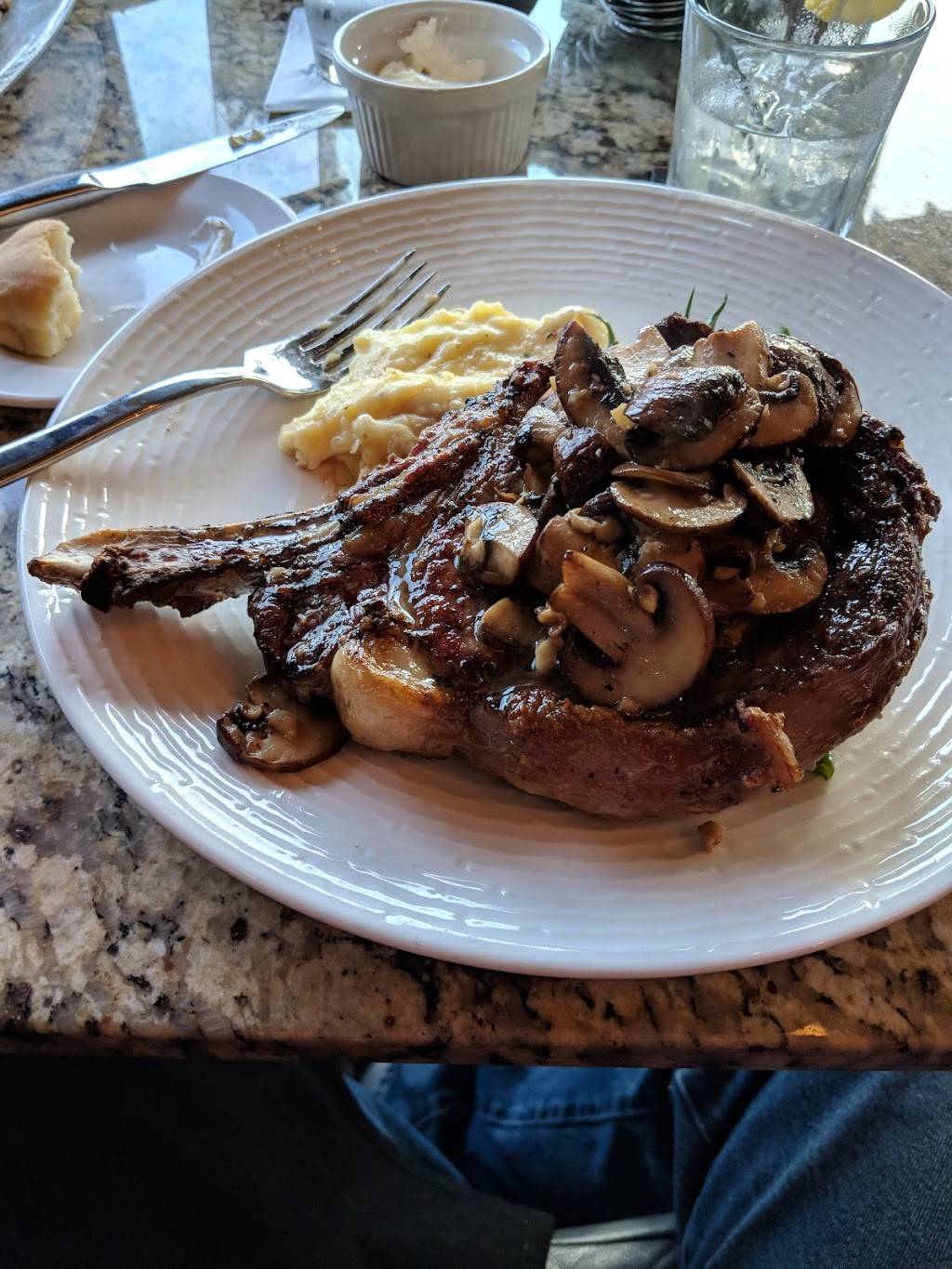 HKs Restaurant and Bar | restaurant | 315 Four Seasons Dr, Lake Ozark, MO 65049, USA | 5733658509 OR +1 573-365-8509