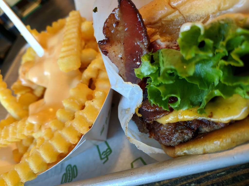 Shake Shack | restaurant | 1100 S Hayes St space h25, Arlington, VA 22202, USA | 7034540552 OR +1 703-454-0552