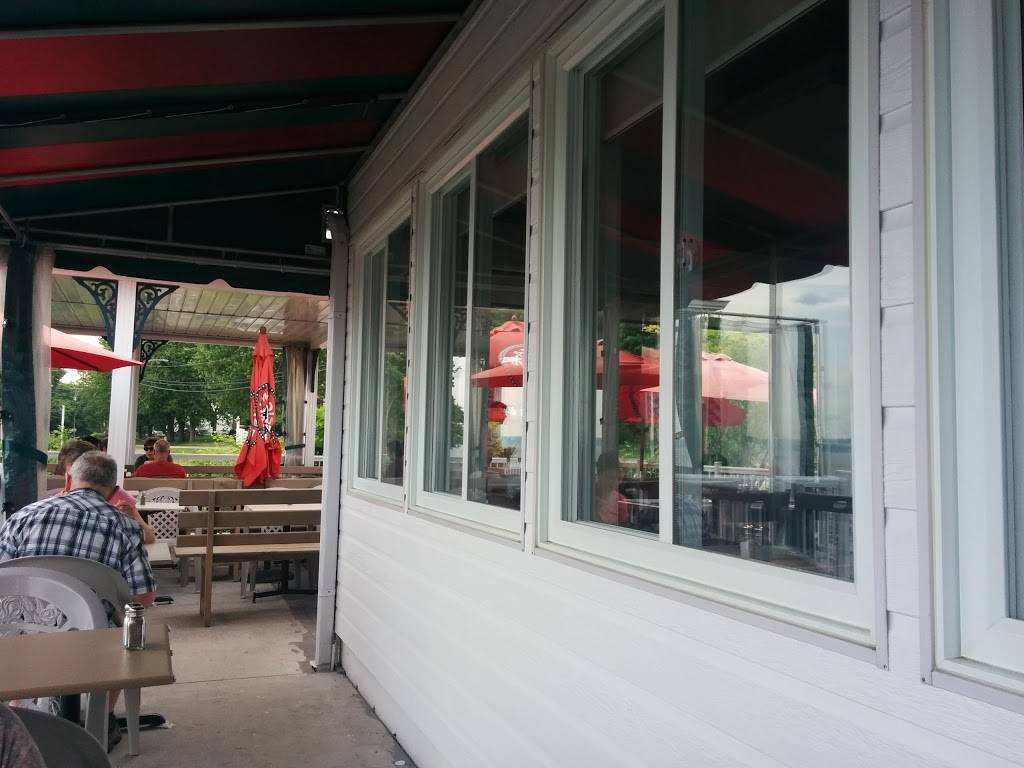Resto de la Plage | restaurant | 4879 Chemin Royal, Saint-Jean-de-lÎle-dOrléans, QC G0A 3W0, Canada | 4188293315 OR +1 418-829-3315