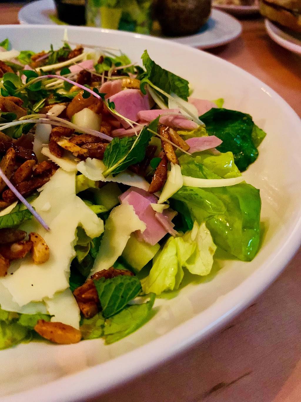 The Farmhouse Restaurant | restaurant | 268 Bradford St, Barrie, ON L4N 3B7, Canada | 7057370522 OR +1 705-737-0522