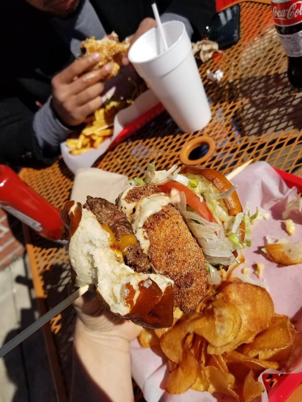 Charleston Burger Company | restaurant | 2875 Ashley River Rd, Charleston, SC 29414, USA | 8436373324 OR +1 843-637-3324