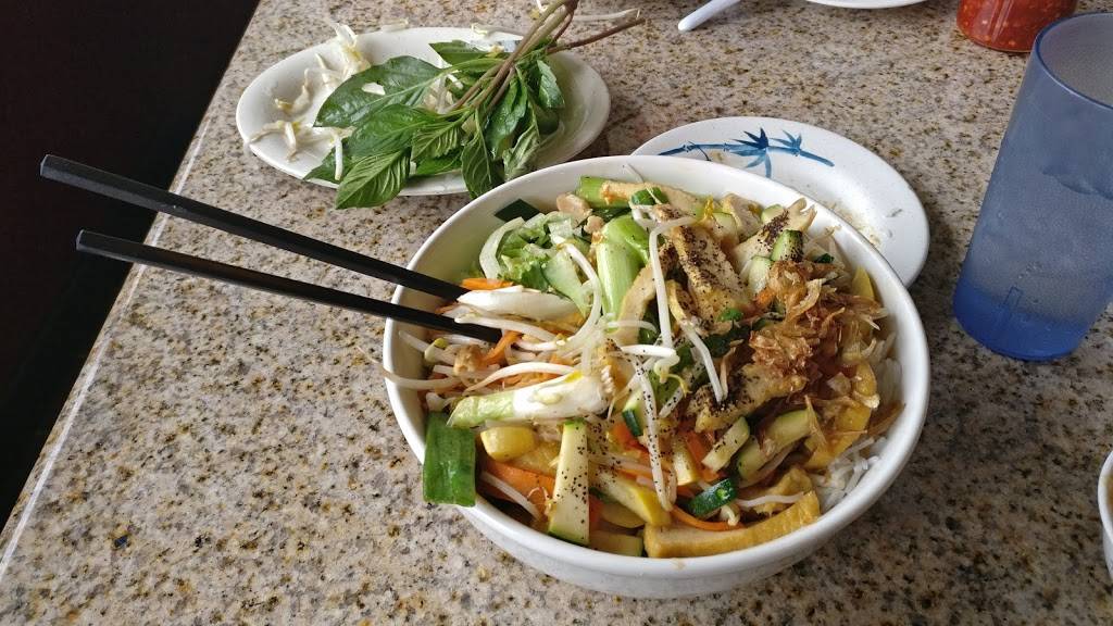 Pho Lee | restaurant | 6860 S Clinton St, Greenwood Village, CO 80112, USA | 3037907107 OR +1 303-790-7107