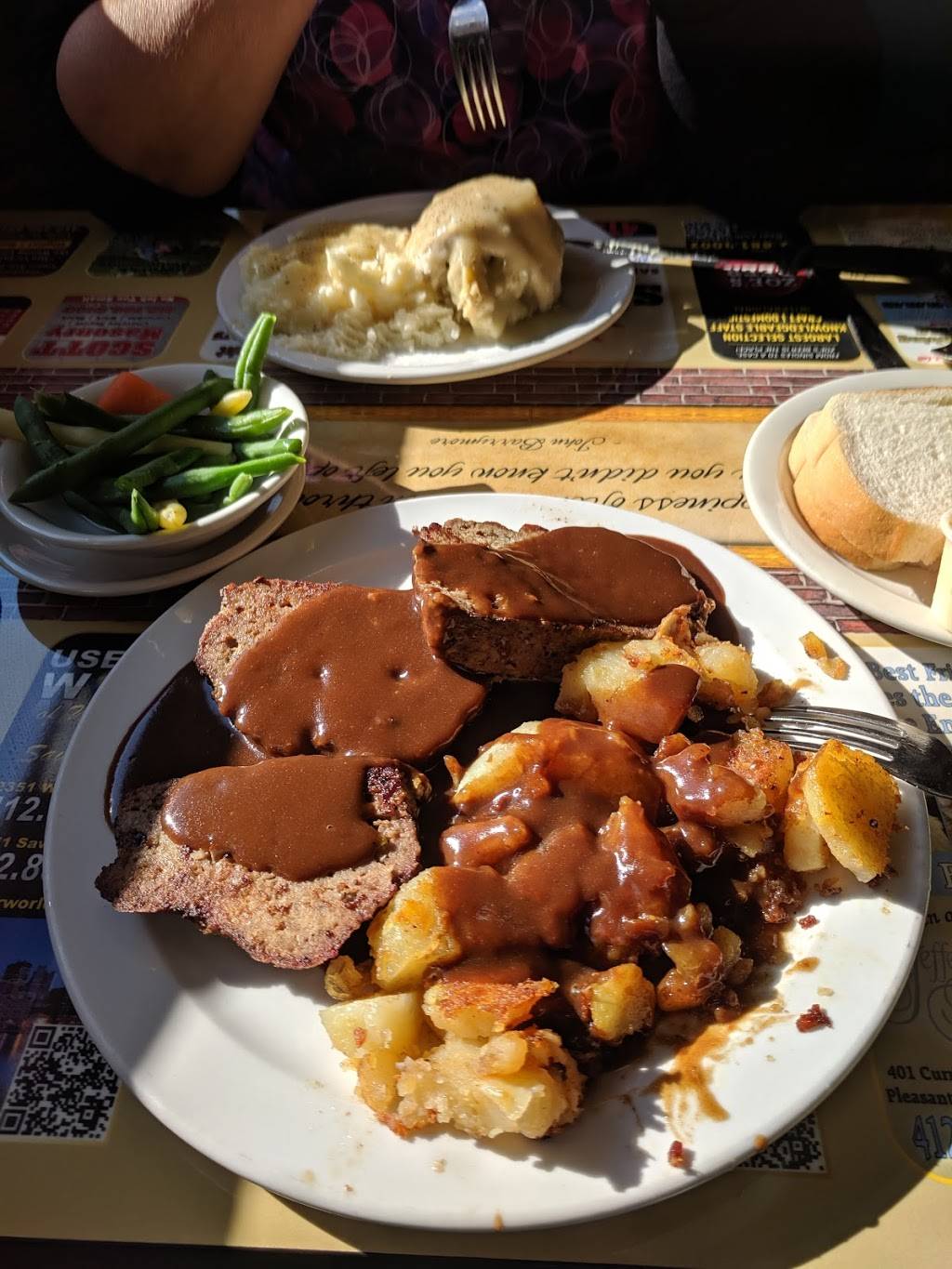 Frank & Shirleys Restaurant | restaurant | 2209 Saw Mill Run Blvd, Pittsburgh, PA 15210, USA | 4128823550 OR +1 412-882-3550