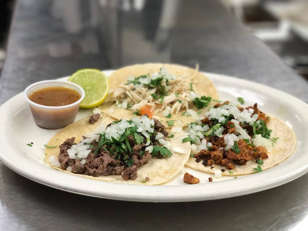 Chicos Restaurant | restaurant | 4407 W Maple St, Wichita, KS 67209, USA | 3169435401 OR +1 316-943-5401