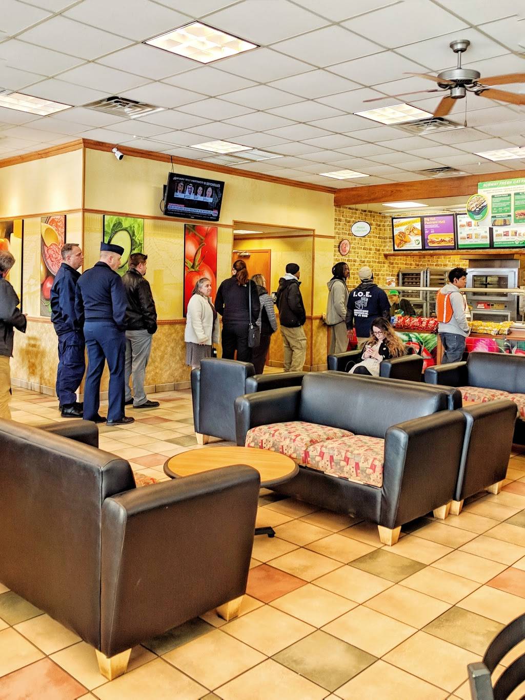 Subway | restaurant | 400 E Main St, Norfolk, VA 23510, USA | 7576236246 OR +1 757-623-6246