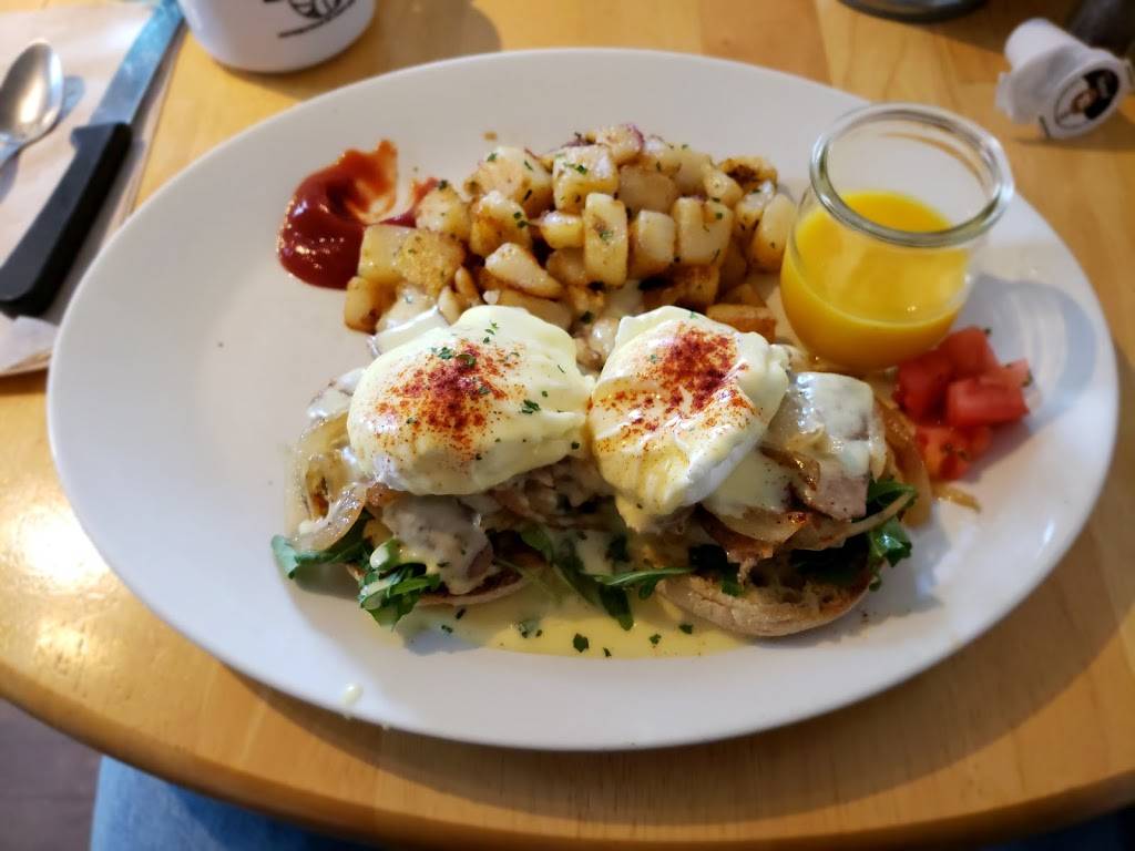 Charlotte café | restaurant | 958 Rue Labelle, Mont-Tremblant, QC J8E 2W5, Canada | 8194296635 OR +1 819-429-6635