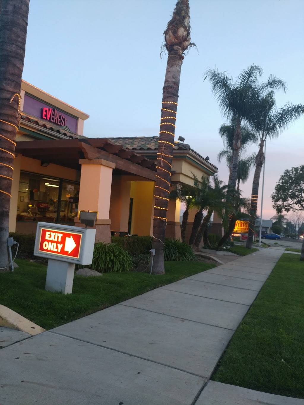 Original Louis Burgers | restaurant | 430 N Central Ave, Upland, CA 91786, USA | 9099817711 OR +1 909-981-7711