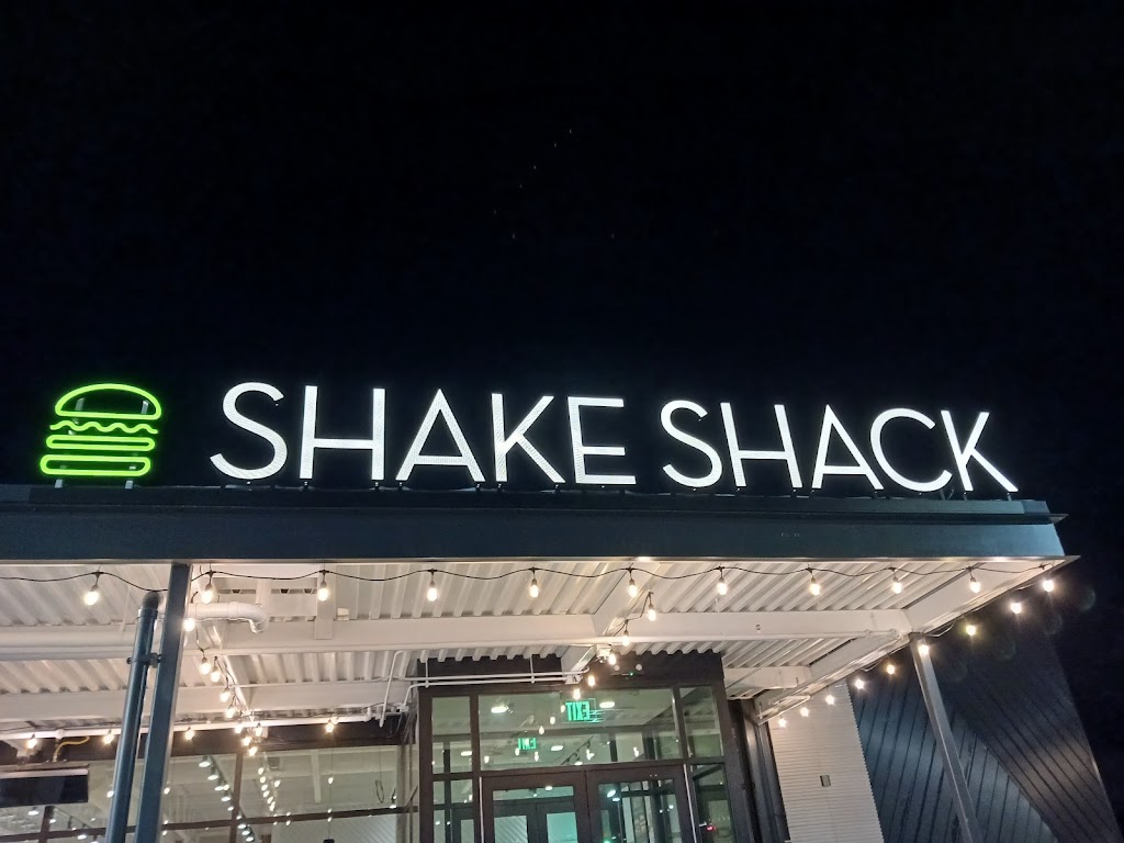 Shake Shack Brookfield | restaurant | 585 N Barker Rd, Brookfield, WI 53005, USA | 2626483675 OR +1 262-648-3675