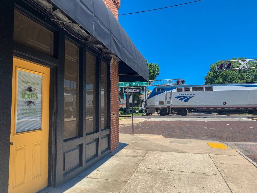 Roots Tap Room & Wine Bar | restaurant | 101 S Evers St, Plant City, FL 33563, USA | 8137565400 OR +1 813-756-5400