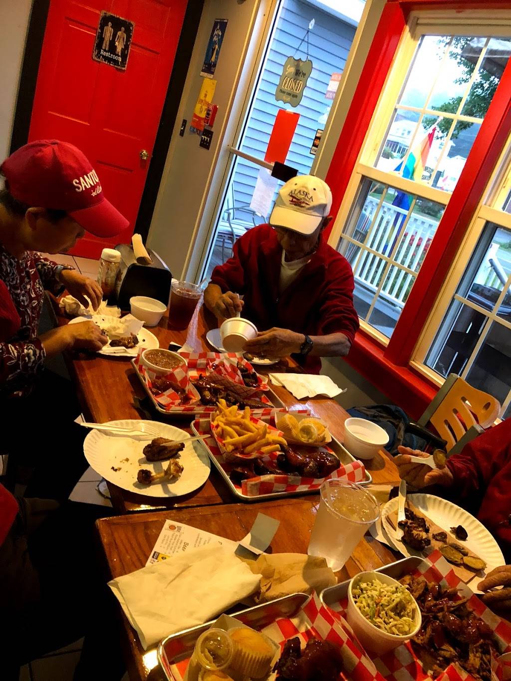 Smokey Bs Gin Mill | restaurant | 422-432 Main St, Ogunquit, ME 03907, USA | 2073602198 OR +1 207-360-2198