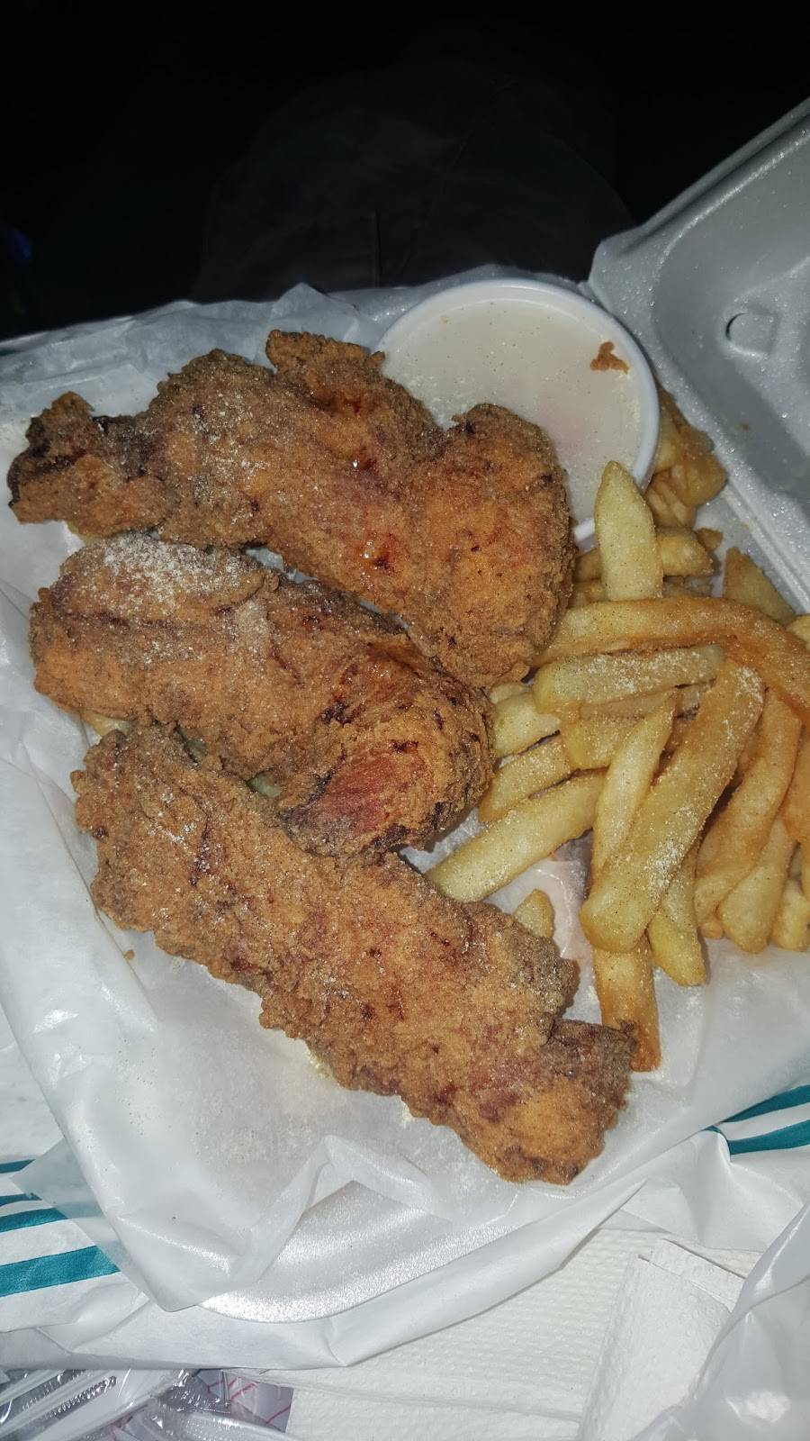 Sharks Fish And Chicken | restaurant | 1352 E Shelby Dr, Memphis, TN 38116, USA | 9013450101 OR +1 901-345-0101