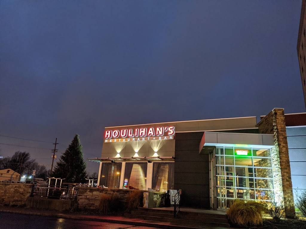 Houlihans | restaurant | 2431 N Glenstone Ave, Springfield, MO 65803, USA | 4178627777 OR +1 417-862-7777