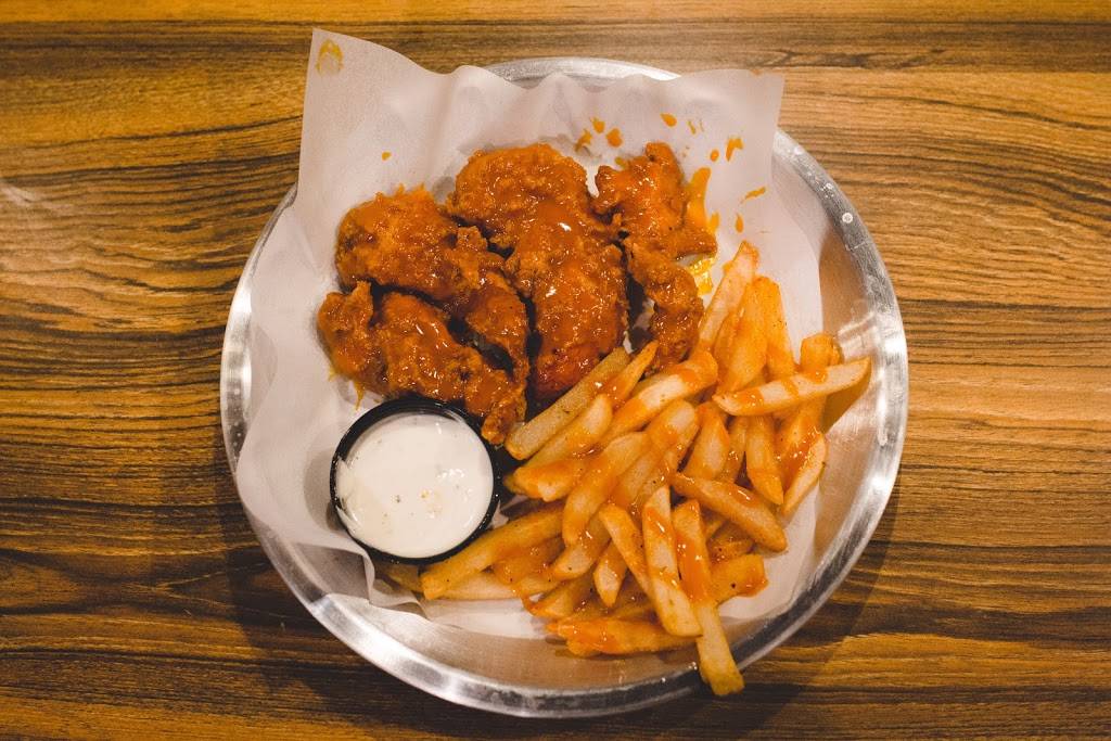Pluckerz Wing Bar | restaurant | 1602 21st Ave S #3125, Nashville, TN 37212, USA | 6154906860 OR +1 615-490-6860