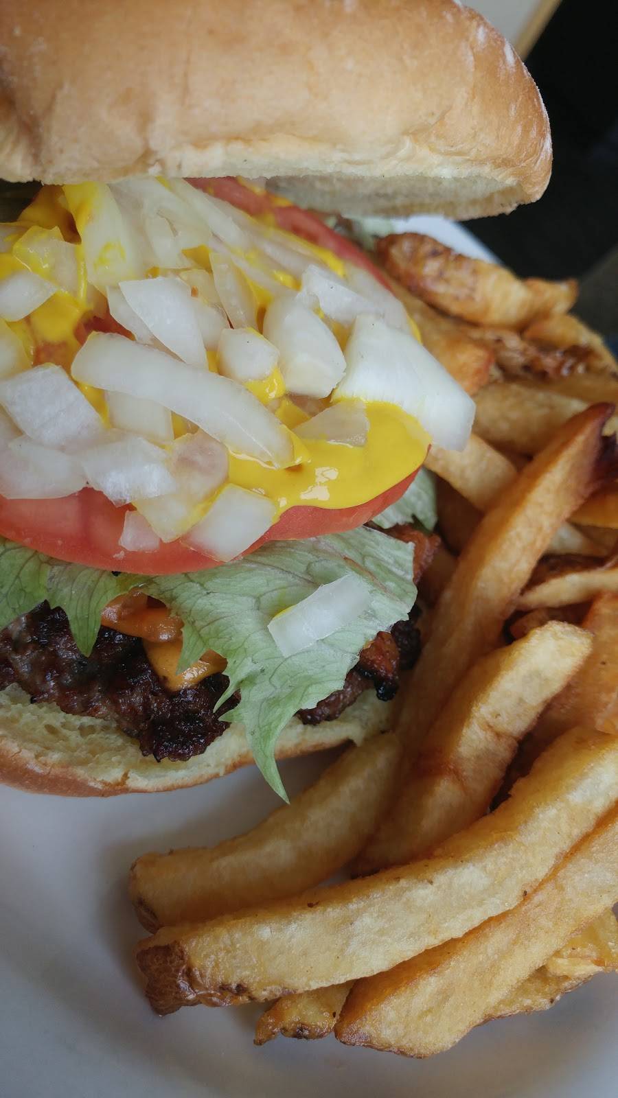 Harrys Restaurant | restaurant | 16 Base Line Rd W, London, ON N6J 1T4, Canada | 5194381360 OR +1 519-438-1360