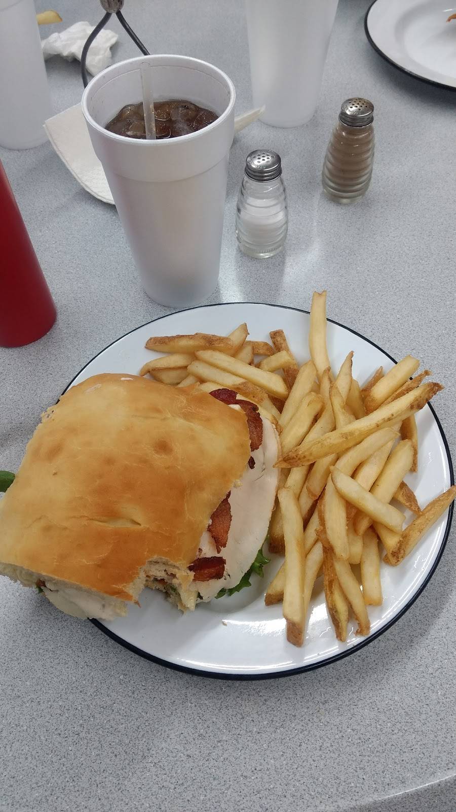 Maple Leaf On Main | restaurant | 201 W Main St, Camden, IN 46917, USA | 5746862123 OR +1 574-686-2123