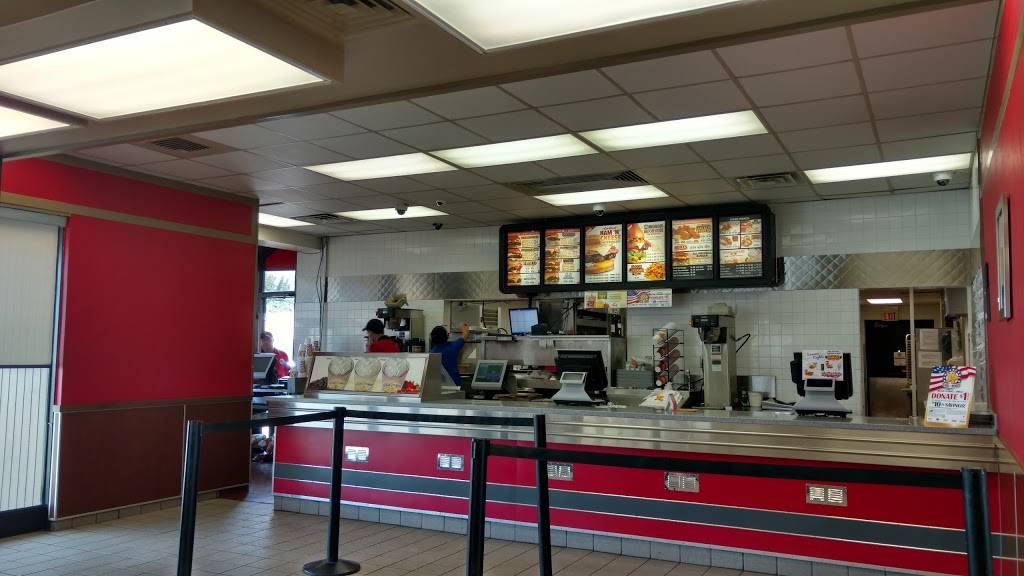 Hardees | restaurant | 101 N Main St, East Peoria, IL 61611, USA | 3096993201 OR +1 309-699-3201