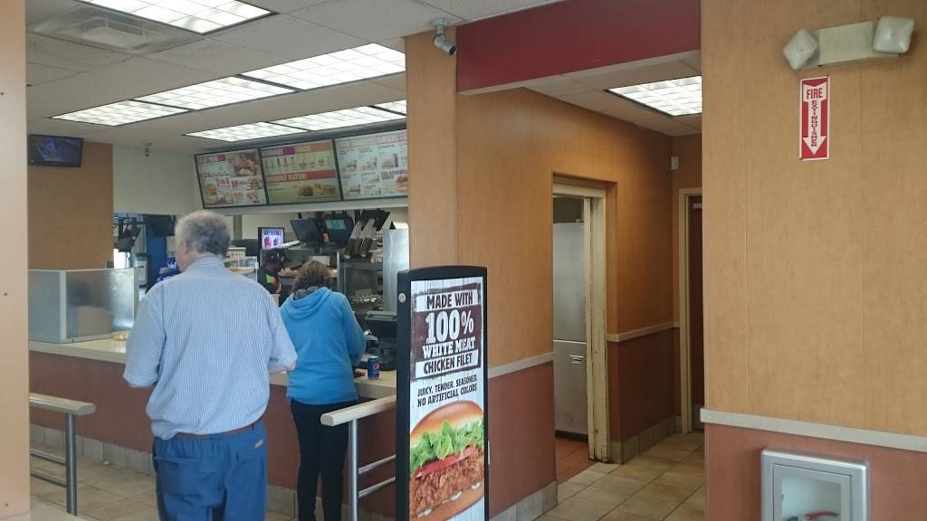 Burger King | restaurant | 1100 N Main St, Shelbyville, TN 37160, USA | 9316849570 OR +1 931-684-9570