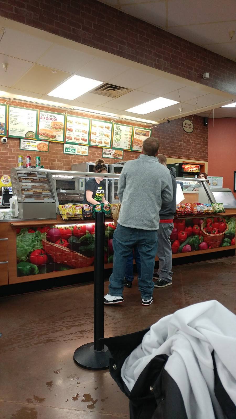 Subway | restaurant | 7100 Raggard Rd, Louisville, KY 40216, USA | 5024475787 OR +1 502-447-5787