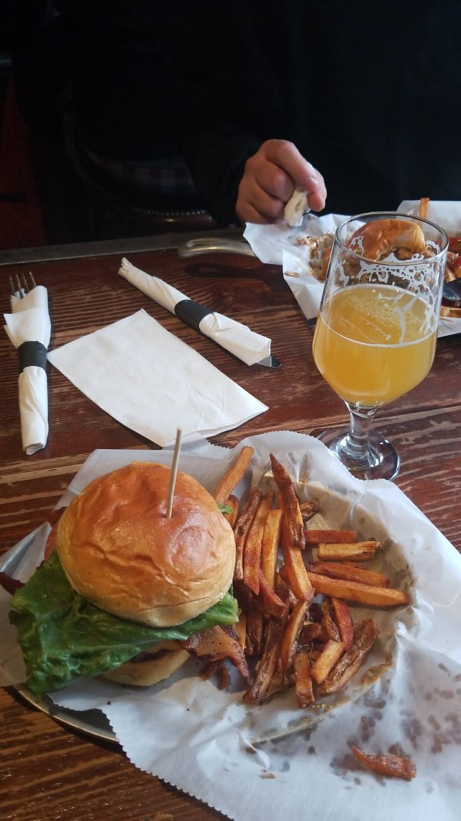 Bronx Alehouse | restaurant | 216 W 238th St, Bronx, NY 10463, USA | 7186010204 OR +1 718-601-0204