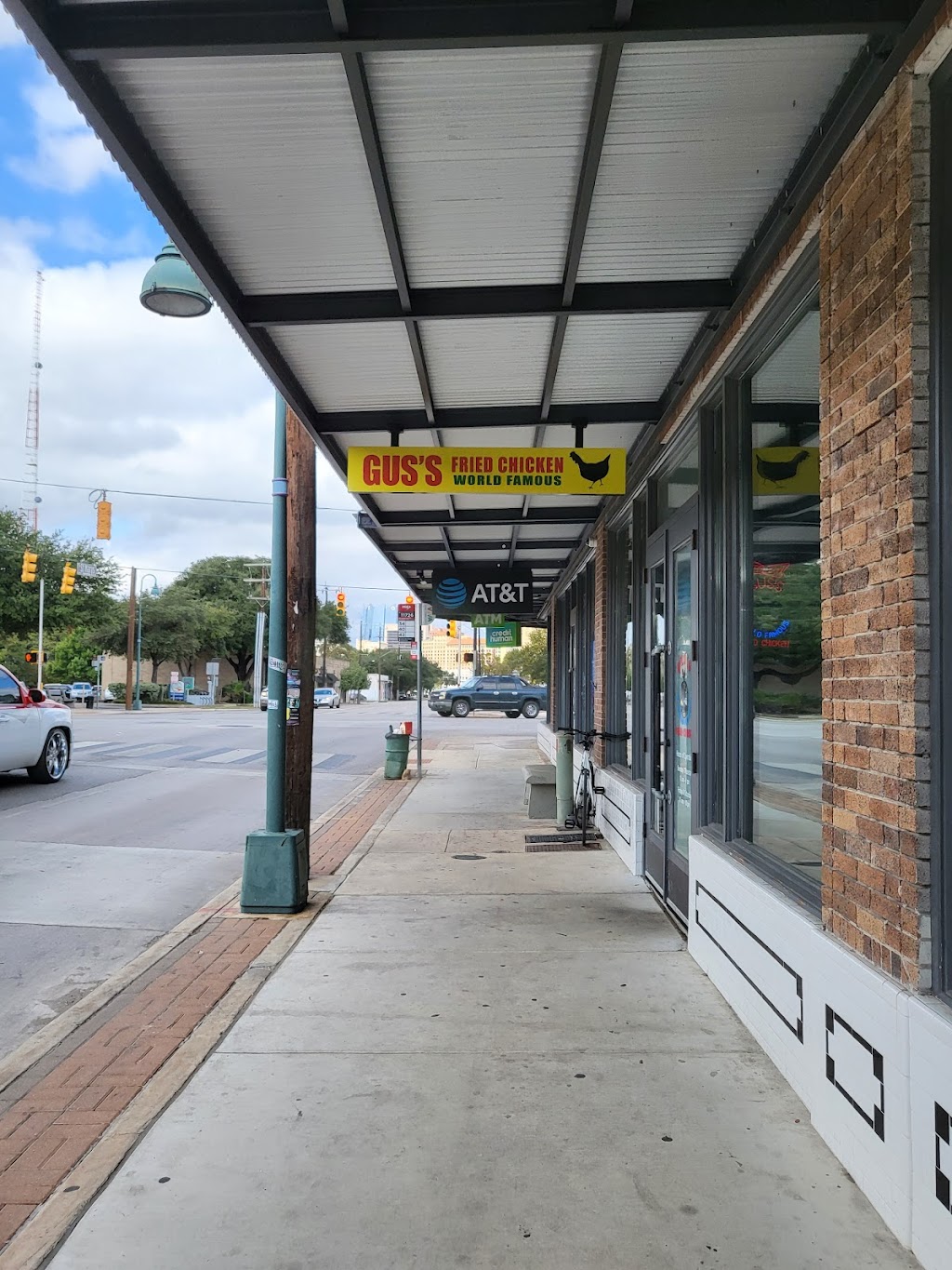 Gus’s World Famous Fried Chicken | restaurant | 812 S Alamo St, San Antonio, TX 78205, USA | 2104634038 OR +1 210-463-4038