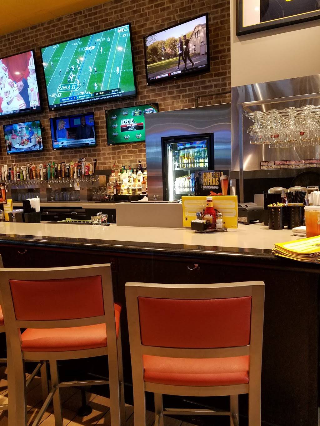 Buffalo Wild Wings | restaurant | 425 W Dussel Dr, Maumee, OH 43537, USA | 4198939464 OR +1 419-893-9464