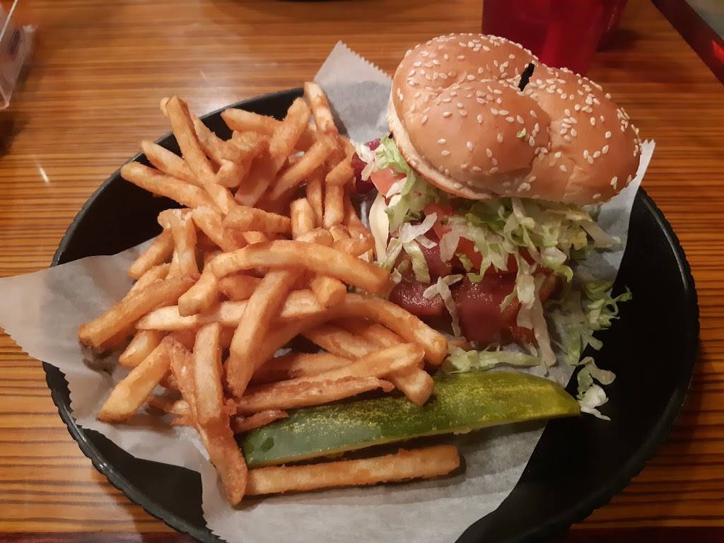 Lake Pizza & Restaurant | restaurant | 39 Thompson Rd, Webster, MA 01570, USA | 5089433684 OR +1 508-943-3684