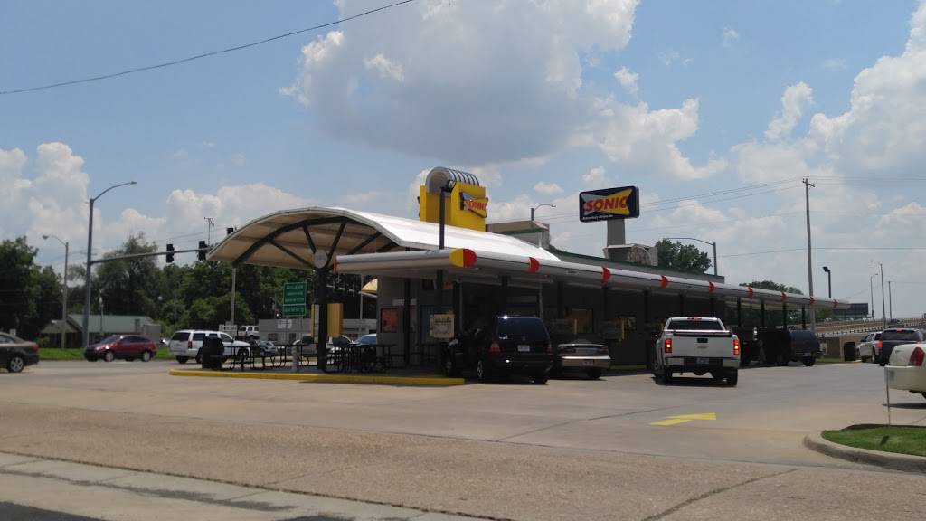 Sonic Drive-In | restaurant | 421 Broadway St, Van Buren, AR 72956, USA | 4794748218 OR +1 479-474-8218