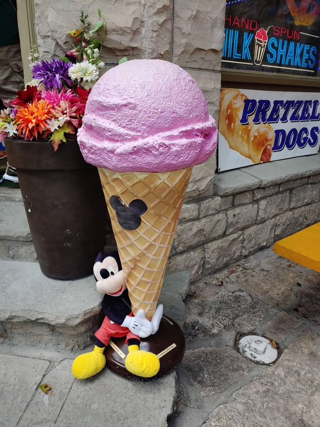 Parkside Pretzel | restaurant | 8 Spring St, Eureka Springs, AR 72632, USA | 4793202820 OR +1 479-320-2820