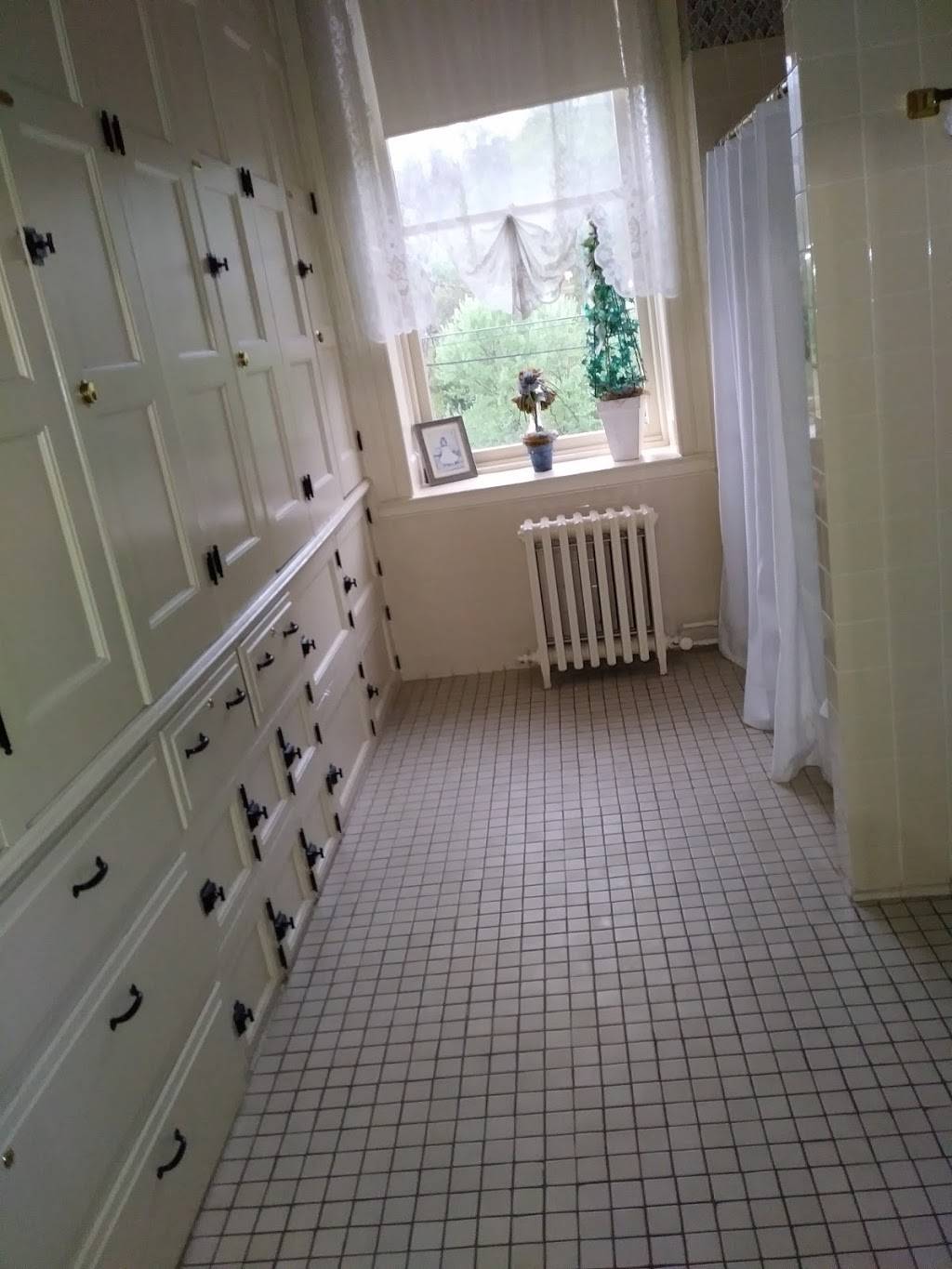 The Stone House Restaurant and Country Inn | restaurant | 3023 National Pike, Farmington, PA 15437, USA | 7243298876 OR +1 724-329-8876