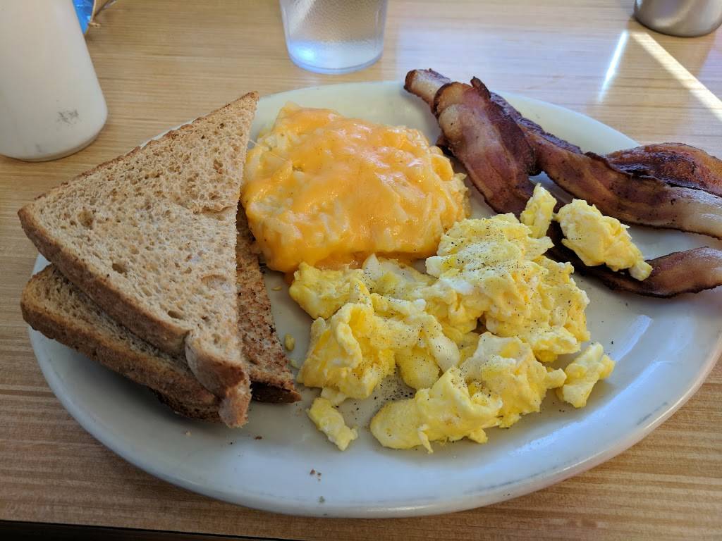 Poochies Place | restaurant | 1375 W Ohio Pike, Amelia, OH 45102, USA | 5137534000 OR +1 513-753-4000