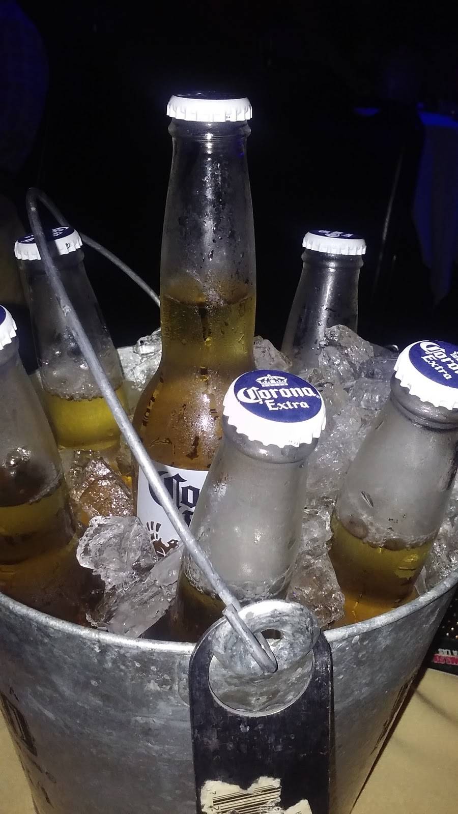 Leonardos | night club | 2425 E Orangethorpe Ave, Fullerton, CA 92831, USA | 7148799222 OR +1 714-879-9222