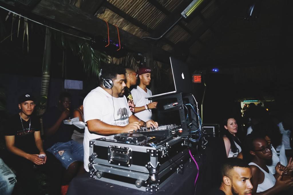 Runway Cafe/Lime | restaurant | 380 NE 59th St, Miami, FL 33137, USA | 3055257393 OR +1 305-525-7393