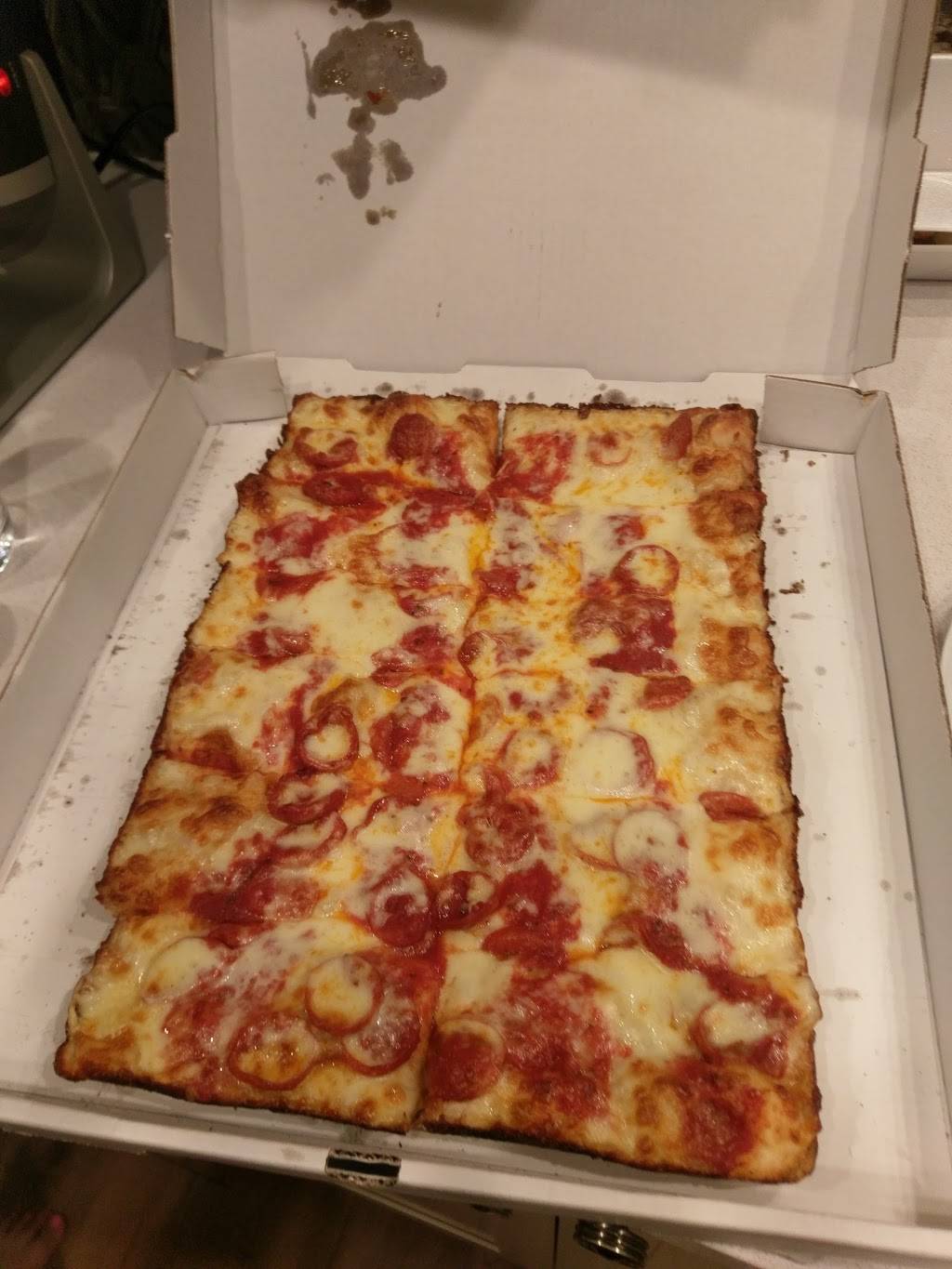 Primos Pizza Oak Park | restaurant | 10100 W Nine Mile Rd, Oak Park, MI 48237, USA | 2482681335 OR +1 248-268-1335