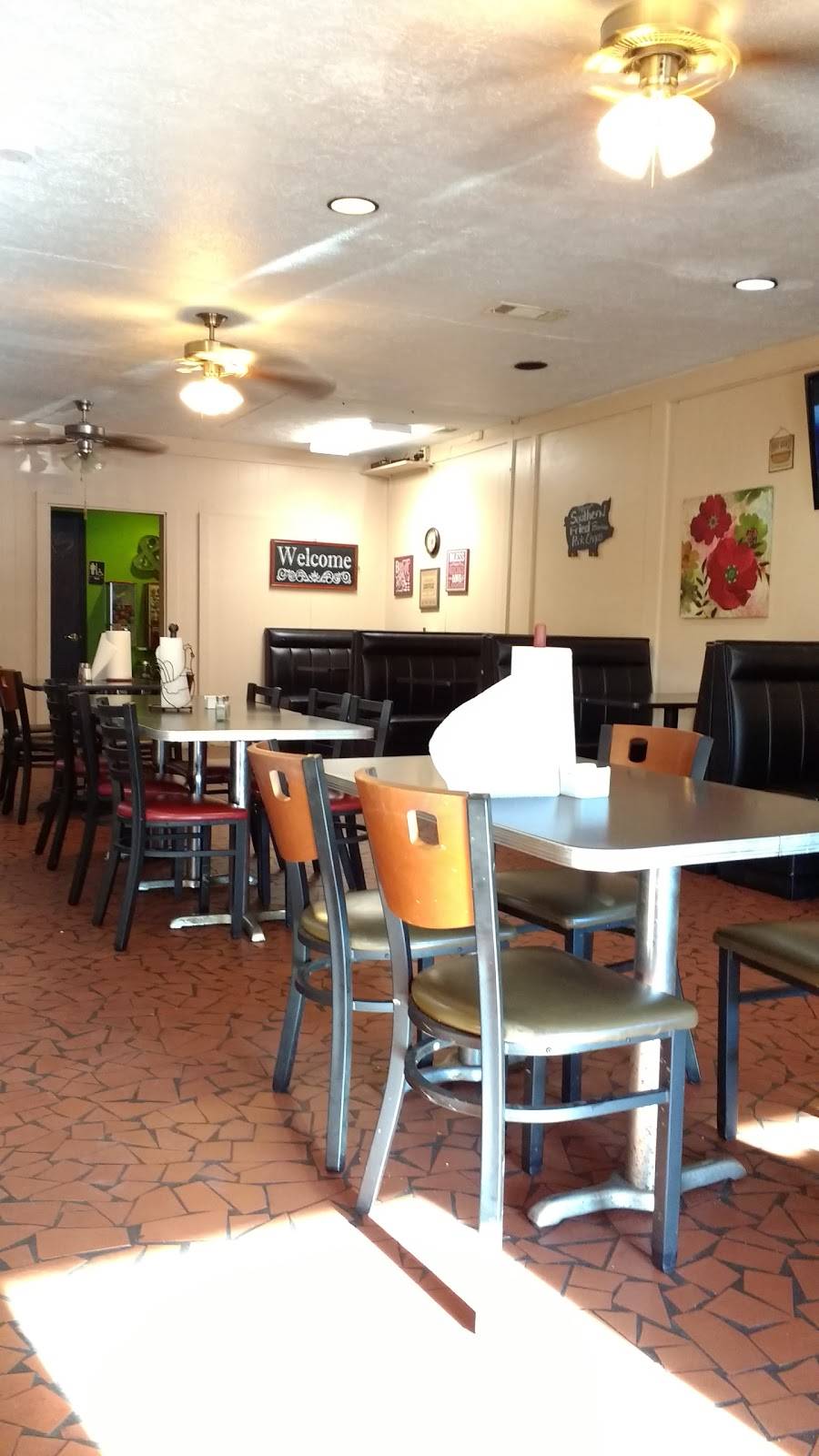 The Hot Dog House | restaurant | 4724 High Falls Rd, Jackson, GA 30233, USA | 4789942867 OR +1 478-994-2867