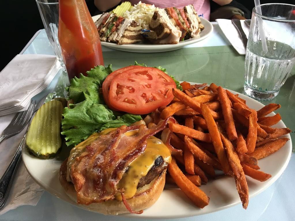 Griswolds Restaurant | restaurant | 103 Bellevue Ave, Newport, RI 02840, USA | 4018464660 OR +1 401-846-4660