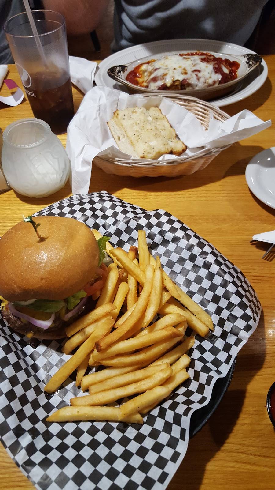 Russos Pizzeria Bar & Grille | restaurant | 6209 Division Ave S, Grand Rapids, MI 49548, USA | 6165347877 OR +1 616-534-7877