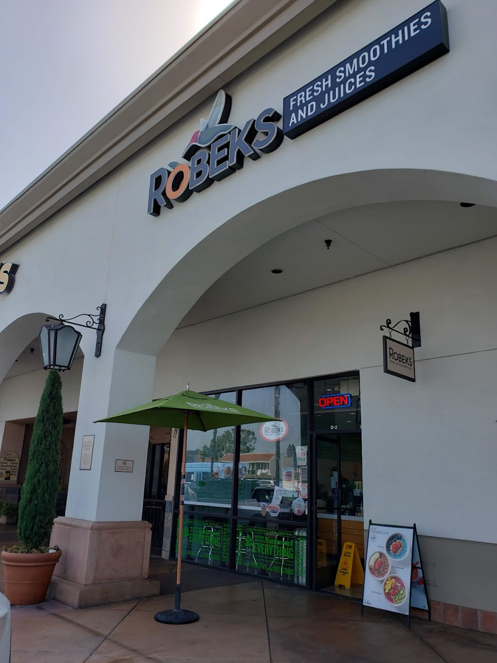 Robeks Fresh Juices & Smoothies | restaurant | 2701 Harbor Blvd, Costa Mesa, CA 92626, USA | 7144380048 OR +1 714-438-0048
