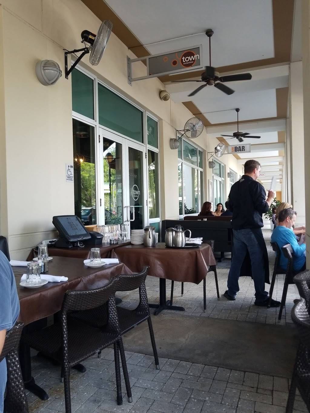 Town Kitchen & Bar | restaurant | 7301 SW 57th Ct, South Miami, FL 33143, USA | 3057408118 OR +1 305-740-8118