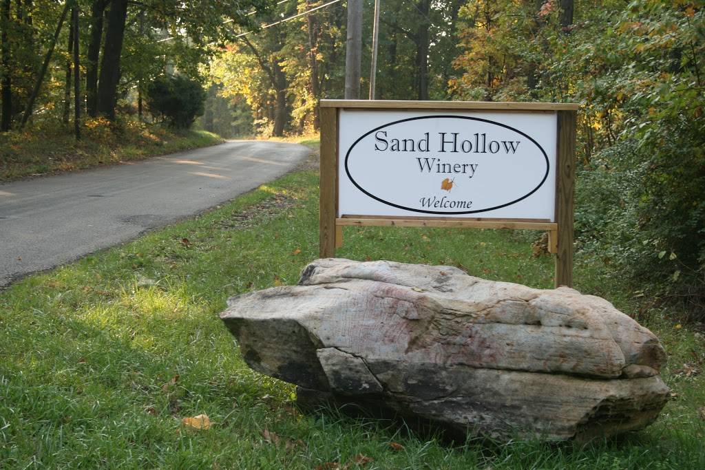 Sand Hollow Winery | restaurant | 12558 Sand Hollow Rd SE, Heath, OH 43056, USA | 7403233959 OR +1 740-323-3959