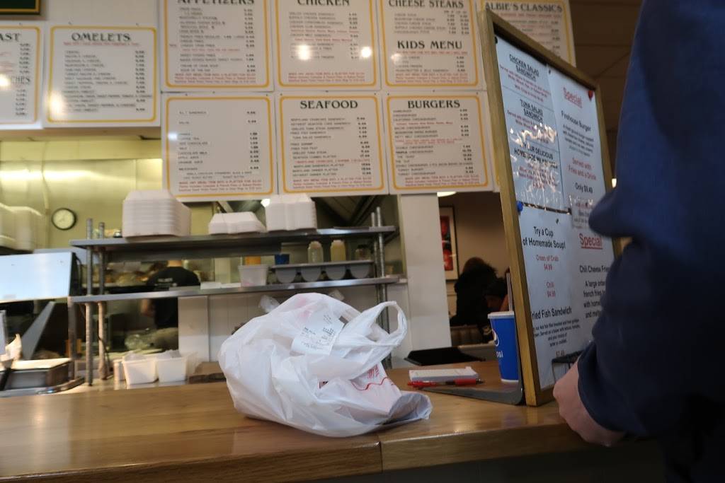 Christophers Crabcake & Deli | meal takeaway | 1362 Naamans Creek Rd, Garnet Valley, PA 19060, USA | 6104850697 OR +1 610-485-0697