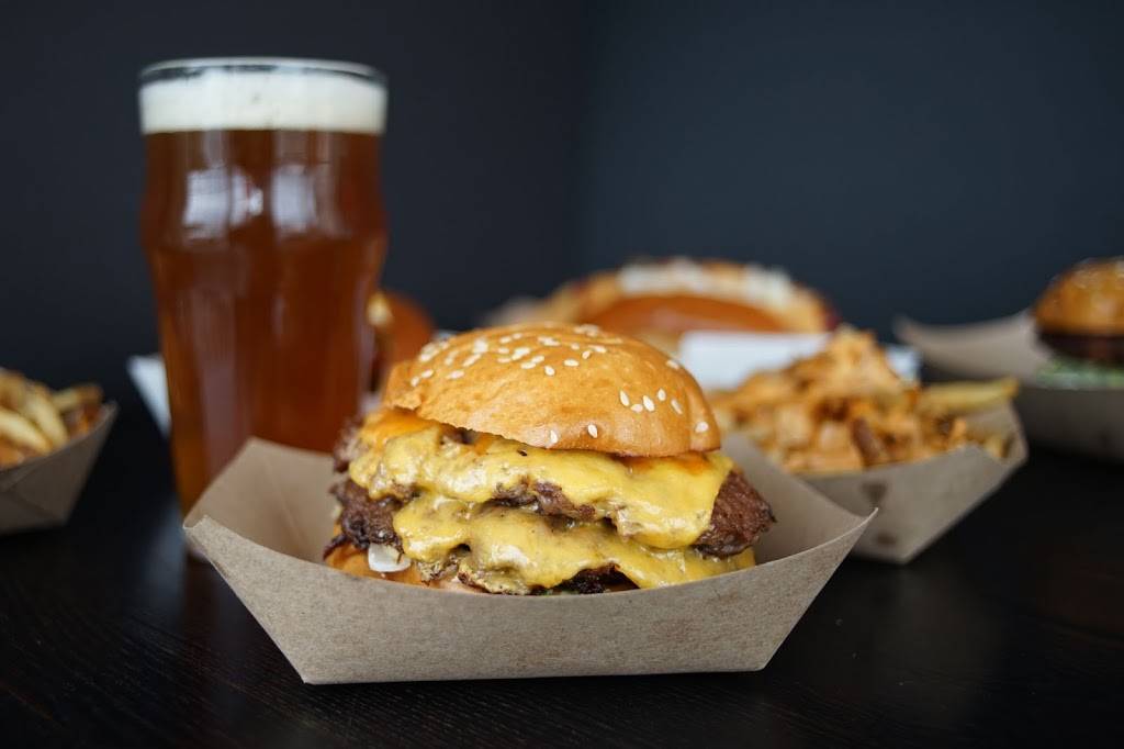 Mom & Pops Burgers | restaurant | 1603 Main St, Chatham, MA 02633, USA | 7748404144 OR +1 774-840-4144