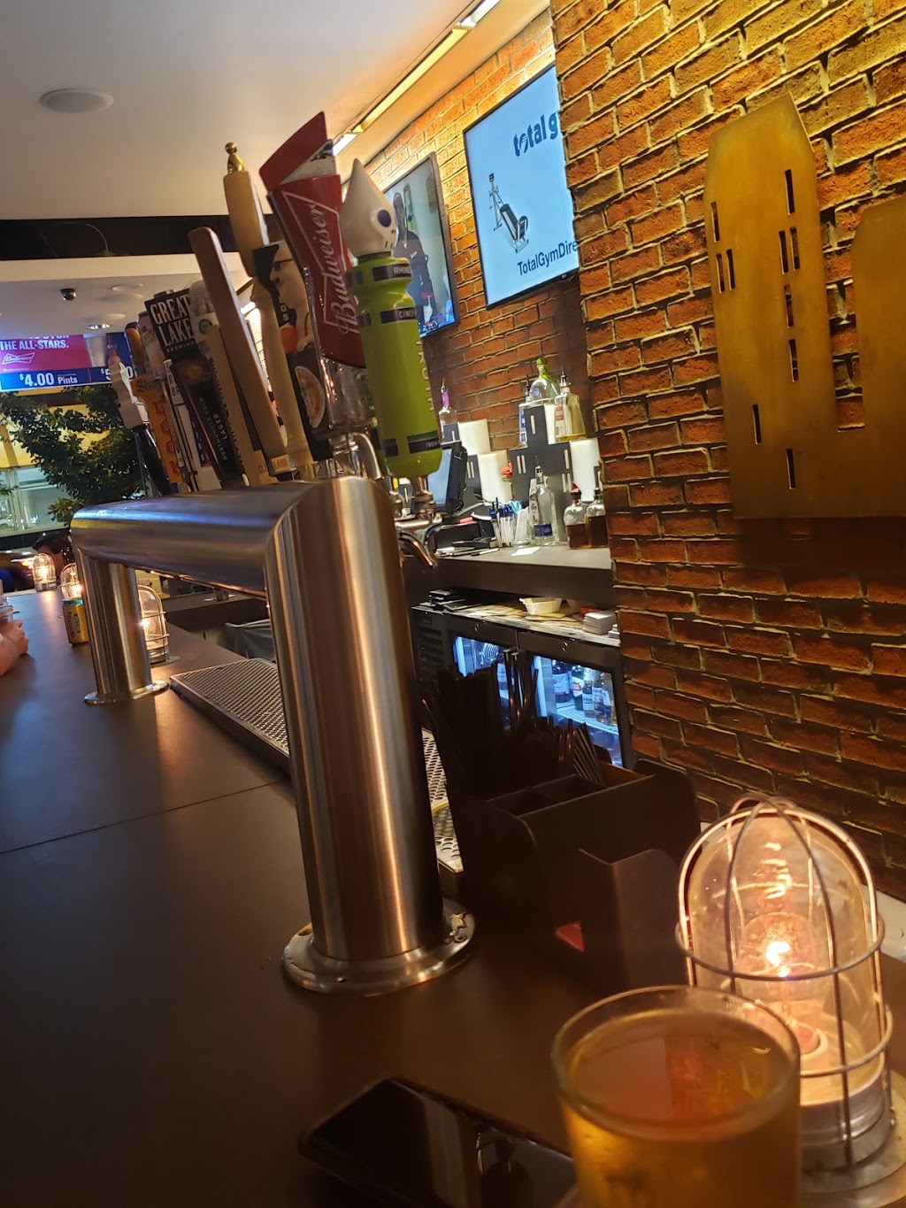 Gateway Bar and Grill | restaurant | 631 Huron Rd E, Cleveland, OH 44115, USA | 2166587300 OR +1 216-658-7300