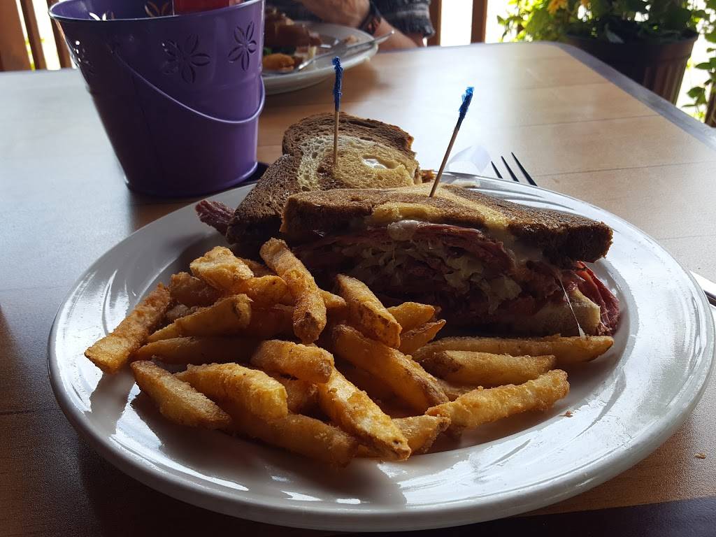 Bud & Stanleys Pub & Grub | restaurant | 1701 4 Mile Rd NE, Grand Rapids, MI 49525, USA | 6163619782 OR +1 616-361-9782