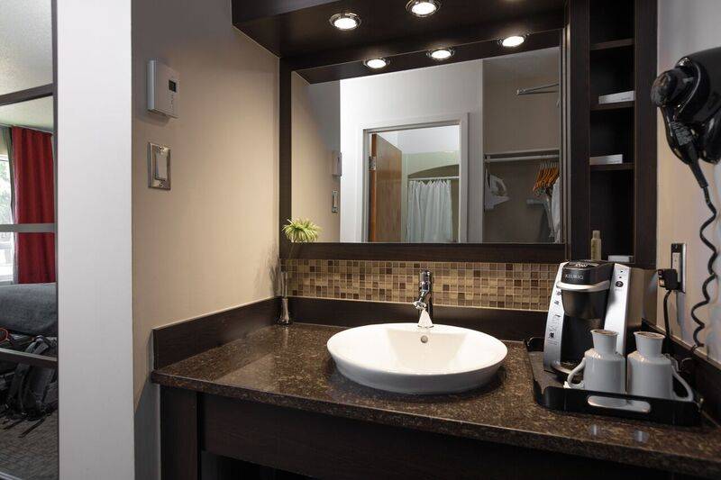 Hotel V | restaurant | 585 Boulevard de la Gappe, Gatineau, QC J8T 8N7, Canada | 8192438586 OR +1 819-243-8586