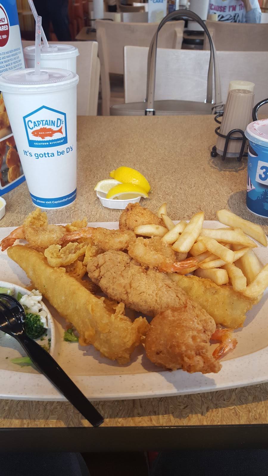 Captain Ds | restaurant | 3715 Nolensville Pike, Nashville, TN 37211, USA | 6158348734 OR +1 615-834-8734