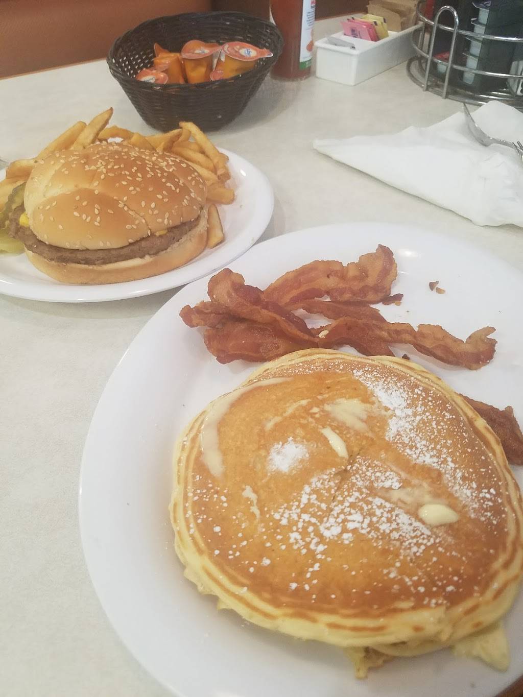 Flap Jacks | restaurant | 67051 Whitestown Pkwy, Zionsville, IN 46077, USA | 3173442222 OR +1 317-344-2222