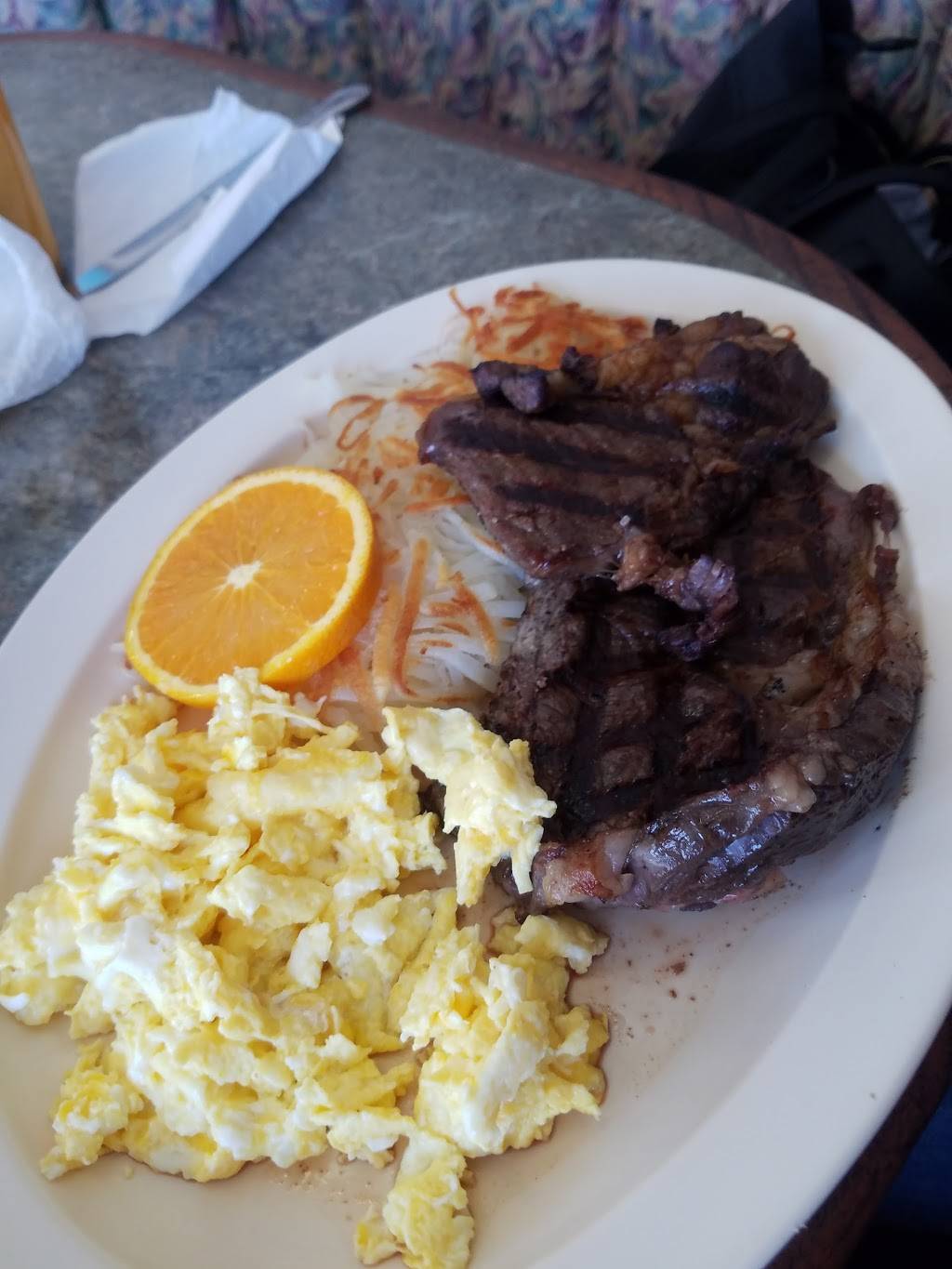 Toms Famous Burgers 11 | restaurant | 8121 State St, South Gate, CA 90280, USA | 3235631717 OR +1 323-563-1717